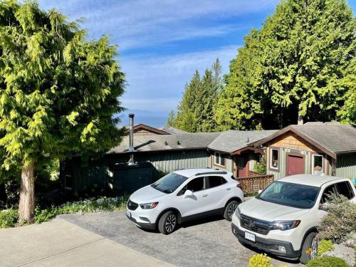 Barooga: Stunning View Home in Halfmoon Bay, Canada