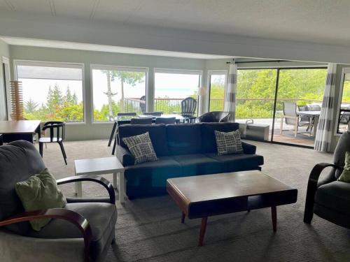 Barooga: Stunning View Home in Halfmoon Bay, Canada