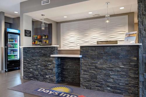 Days Inn & Suites by Wyndham Warman