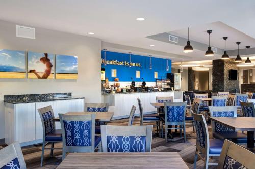 Days Inn & Suites by Wyndham Warman