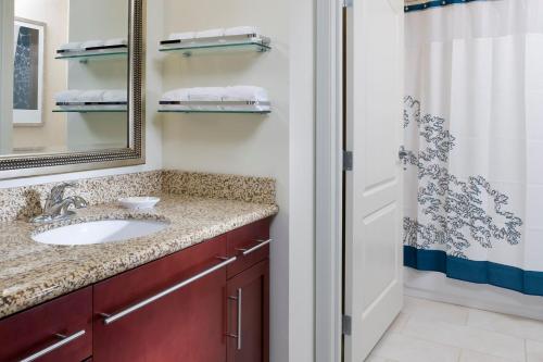 Residence Inn by Marriott Fargo - image 9