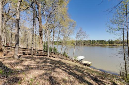 Pet-Friendly Milledgeville Home on Lake Sinclair! in Milledgeville, USA