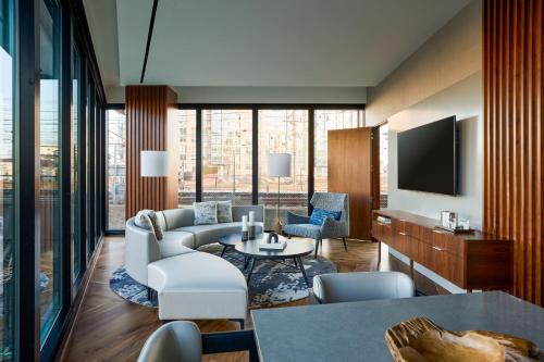 One-Bedroom King Suite with City View - Club Lounge Access