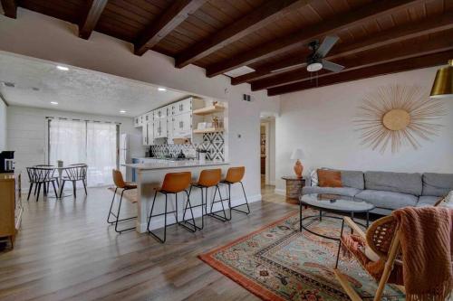Casa Charleston-3BR-2Bath-HOT TUB-Pet Friendly-No Pet Fees! in Albuquerque, USA