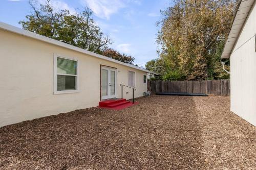 Large Kitchen Near Shops Easy Highway Access