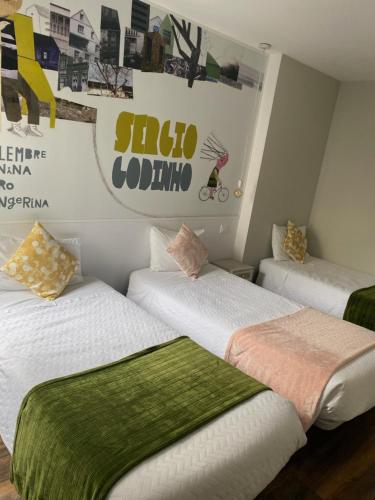 3 twin beds