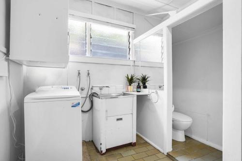 Bathroom, Lovely 3BR House In Seaside Area in Williamstown