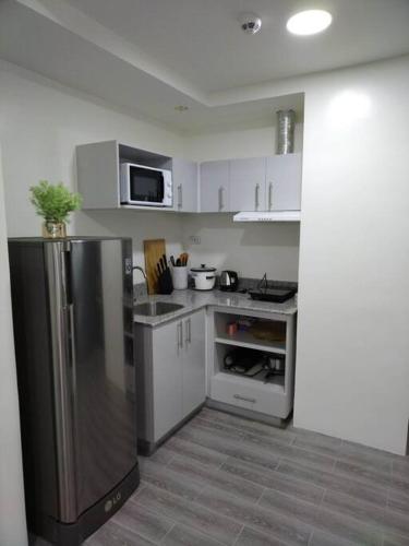 New 1BR AMANI Condo Buhangin Near Mall and Airport in カバンティアン