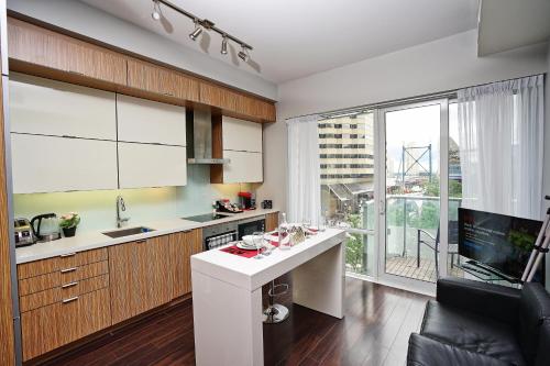 RivetStays - Quaint 1-Bedroom Steps from CN Tower, MTCC, Union Station