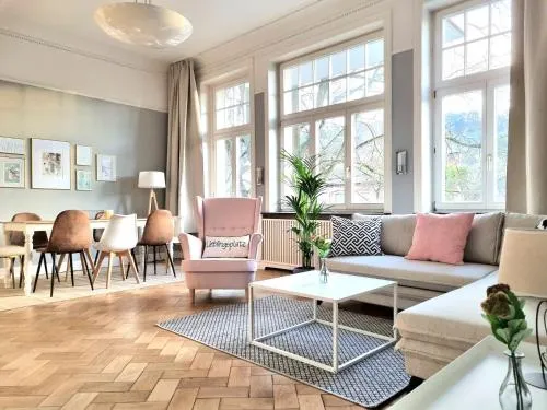 Charysma - Jugendstil trifft Moderne, Schlafzimmer mit Smart-TV, Tischfussball, Darts, Parkplatz in Hameln, Deutschland