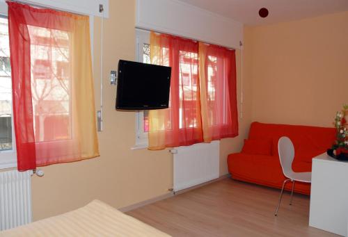 2 twin beds, 1 sofa bed