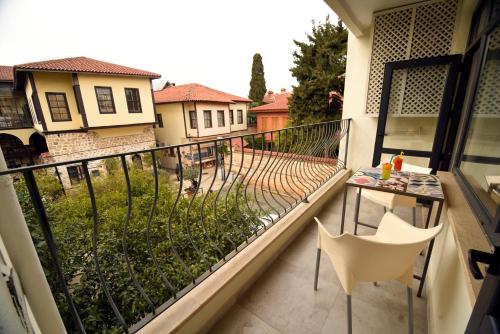 Remarkable Flat with Balcony near Hadrian's Gate - Pension de famille - Antalya