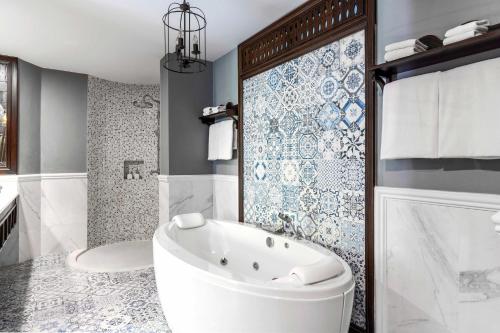 room detail thumbnail 2