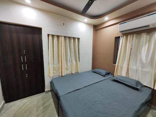 Lovely 2BHK serviced apartment near Gariahat