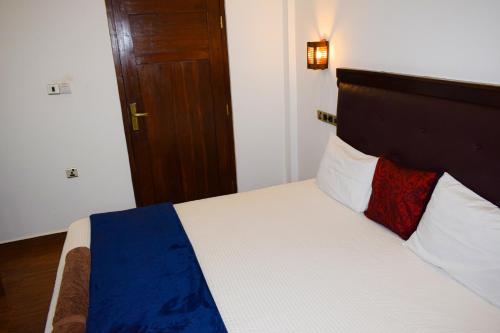 Deluxe Double Room image 10
