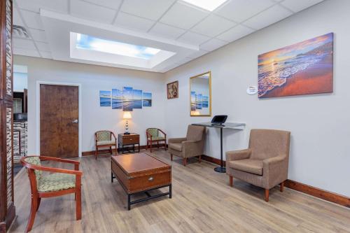 Baymont by Wyndham Midway/Tallahassee - 로비