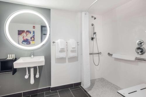King Room with Roll-in Shower - Mobility Access/Non-Smoking