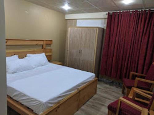 Heavess Peak Hotel in 무자파라바드