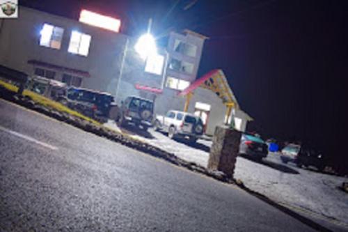 Heavess Peak Hotel in 무자파라바드