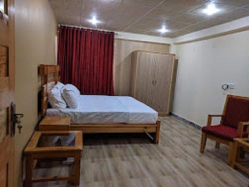 Heavess Peak Hotel in 무자파라바드