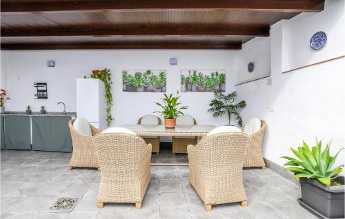 4 Bedroom Awesome Home In Almodvar Del Ro