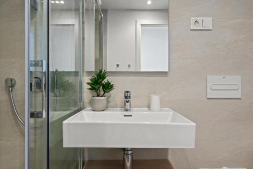 Seaview apt with pool by Costarentals - Ref M21 - image 2