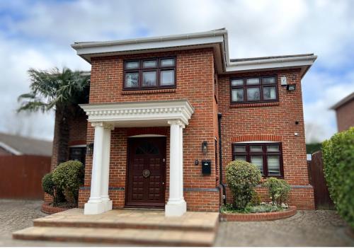 Luxury Canterbury Holiday Home Sleeps Ten Wifi