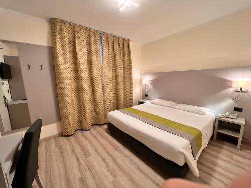 Double Room image 10