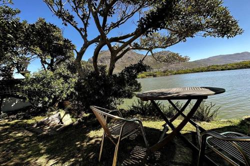 On the water’s edge - hot tub & fireplace.