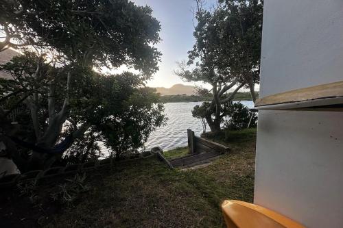 On the water’s edge - hot tub & fireplace.