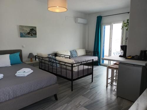  Athina´s blue studios in Naoussa