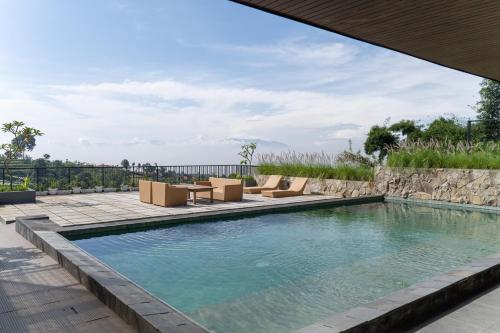 Swimming pool, Greenhill Mountain view villa 8 BR with a heated Private pool in Dago Atas