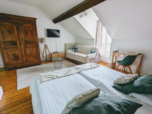 Sala de estar/TV partilhada, Logis Hotel La Tourelle du Beffroi in Bourbon-Lancy