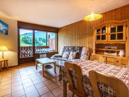 Appartement La Clusaz, 2 pièces, 4 personnes - FR-1-437-31 (Proche village, aux pistes et espace aquatique, 2 pieces + coin nuit, garage, animaux admis - FR-1-4) in ลา คูซา