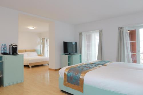 2 twin beds, 1 sofa bed