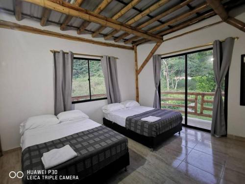 Casa bambú con piscina cerca a santa fe