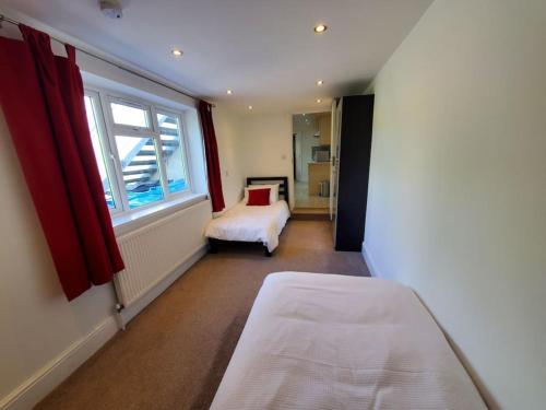 Central Windsor 2 bedroom flat with free parking, Windsor (photo 6)