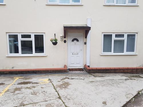Central Windsor 2 bedroom flat with free parking, Windsor (photo 9)