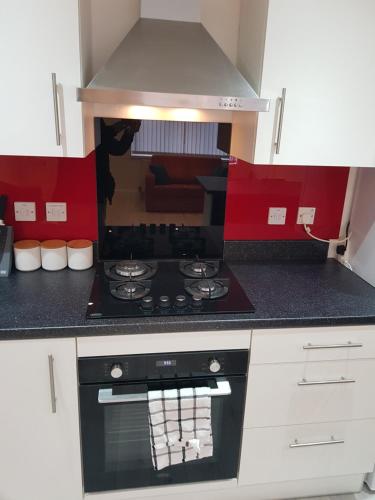 Central Windsor 2 bedroom flat with free parking, Windsor (photo 11)