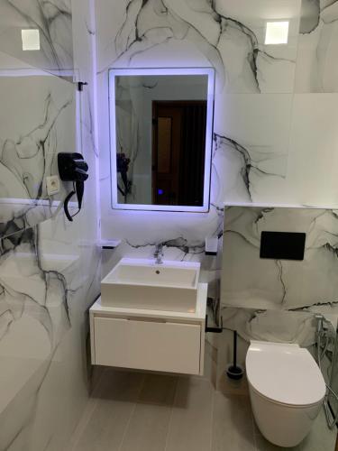 Triple Room with Balcony image 10