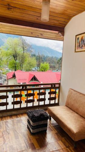 Hotel Hilltop At Mall Road Manali With Open Terrace
