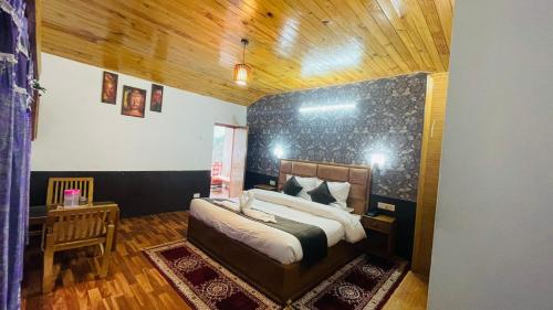 Hotel Hilltop At Mall Road Manali With Open Terrace