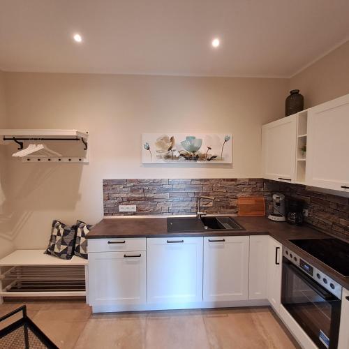 Kitchen, Hotel-Ferienwohnungen Cafe Maarblick in Schalkenmehren