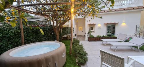 MARILISE - La maison bleue private hot tube, garden & terrace