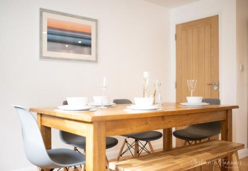 The Lookout, Modern Home from Home, Sleeps 5, with private parking & outside terrace