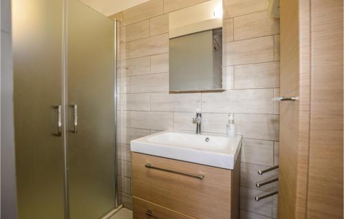Koupelna, 2 Bedroom Cozy Home In San Nicolao in San Nicolao