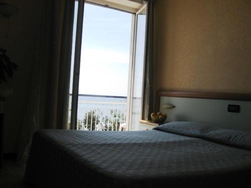 1 queen bed, 2 twin beds