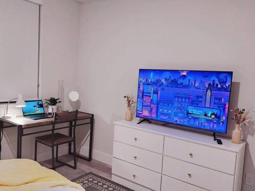 Luxe & cozy 3Beds,2rooms,EV Gym Near Beaches&Downtown WPB in West Palm Beach, USA