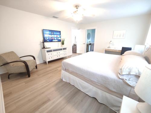 Spacious Upadated 2 King Beds Pets Welcome With Large Private and Fenced Yard Minutes to Beaches, Venice (photo 8)