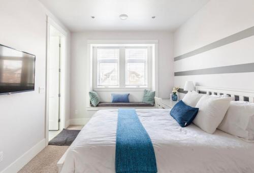 Vancouver West Cozy Retreat by Host Launch Room Type - Queen Room